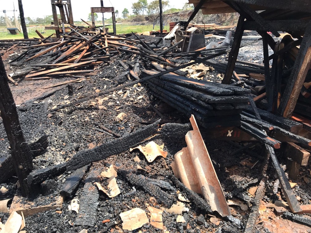 Corpo de Bombeiros informou que uma área de 350 metros quadrados foi consumida pelas chamas — Foto: Portal Siga Mais/Cedida