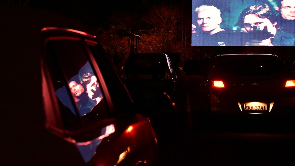 E.A.S Esquadrão Antissequestro foi o filme exibido na primeira sessão do cinema sobre rodas — Foto: Ector Gervasoni e Gabriela Oliveira