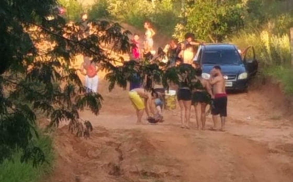 Cerca de 50 pessoas foram flagradas em cachoeira em Tupã (SP) neste domingo (14) — Foto: Joãozinho 30/ Arquivo pessoal