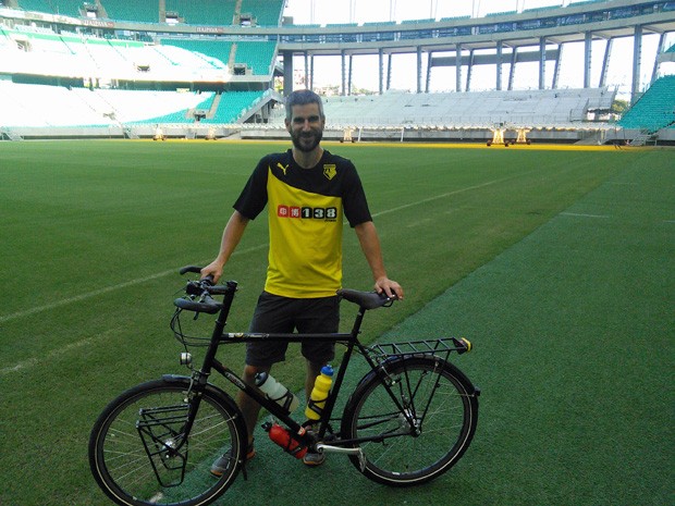 Andy Smith visitou as 12 cidades-sede da Copa de bicicleta; na foto, ele posa dentro da Arena Fonte Nova, em Salvador  (Foto: Andy Smith/Arquivo Pessoal)