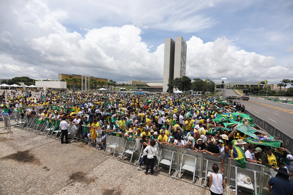 Chegada de público para acompanhar o evento de posse do presidente, em Brasília — Foto: Fábio Tito/G1