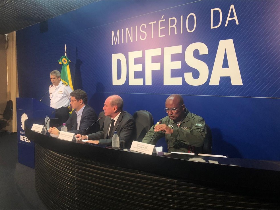 Os ministros Ricardo Salles (à esquerda), do Meio Ambiente, e Fernando Azevedo e Silva (ao centro), da Defesa, deram entrevista à imprensa após reunião para tratar de ações contra as queimadas na Amazônia — Foto: Ana Krüger/G1