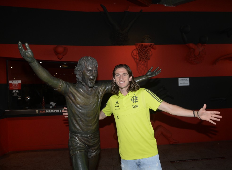 Filipe Luis com a estátua de Zico na Gávea — Foto: André Durão