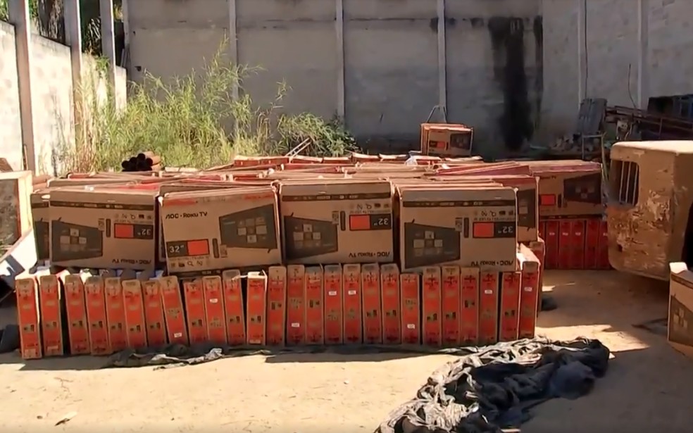 Caixas foram abertas pelos suspeitos com o objetivo de encontrar o rastreador &mdash; Foto: Reprodu&ccedil;&atilde;o/ TV TEM