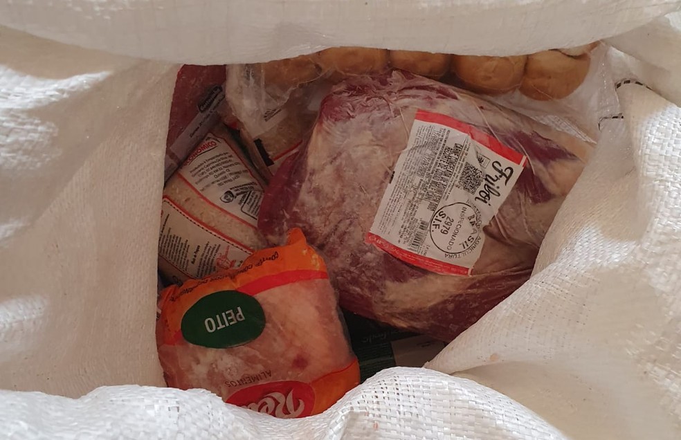 Carne, frango e outros produtos foram apreendidos com diretor de escola suspeito de furto no interior do Ceará. — Foto: Polícia Civil/Reprodução