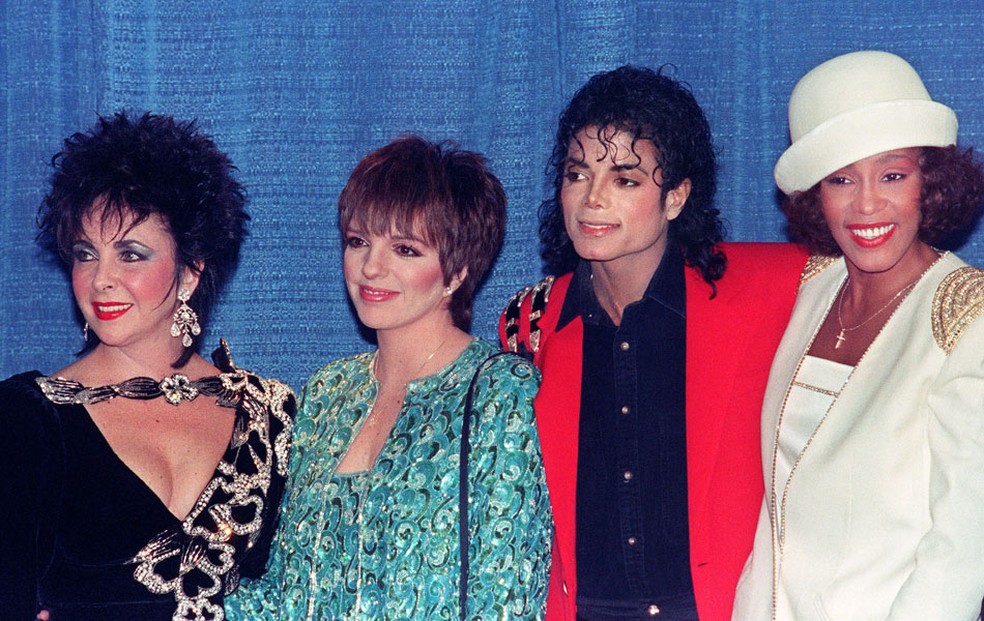 Em 1988, Whitney Houston posa com Elizabeth Taylor, Liza Minnelli e Michael Jackson (Foto: Mark Cardwell/Arquivos/AFP)