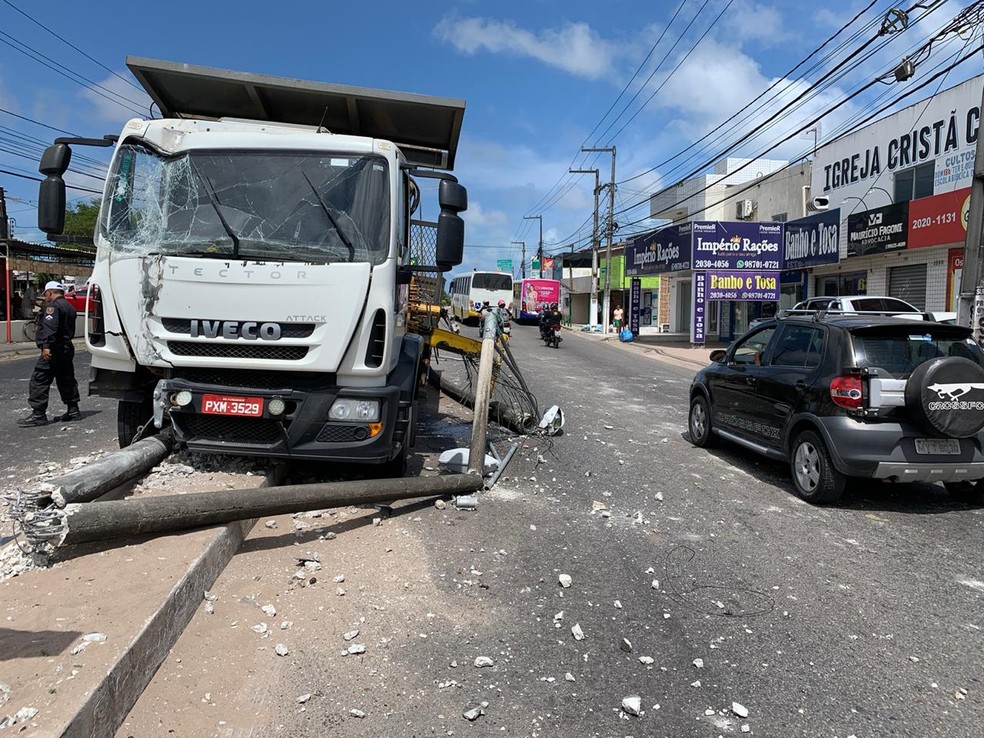 CaminhÃ£o derrubou poste na Avenida JoÃ£o Medeiros Filho, na Zona Norte de Natal.  â Foto: Anna Alyne Cunha/Inter TV Cabugi