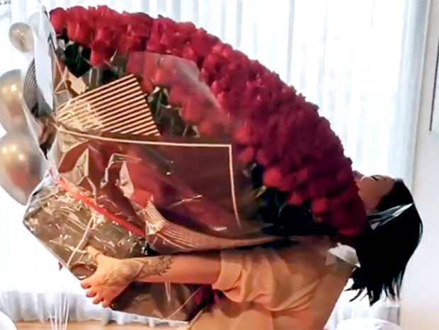 Bianca Andrade ganha buquê de flores gigante (Foto: Reprodução/Instagram)