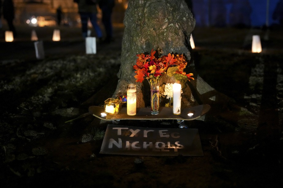 Velas são acesas em homenagem a Tyre Nichols durante vigília em Memphis