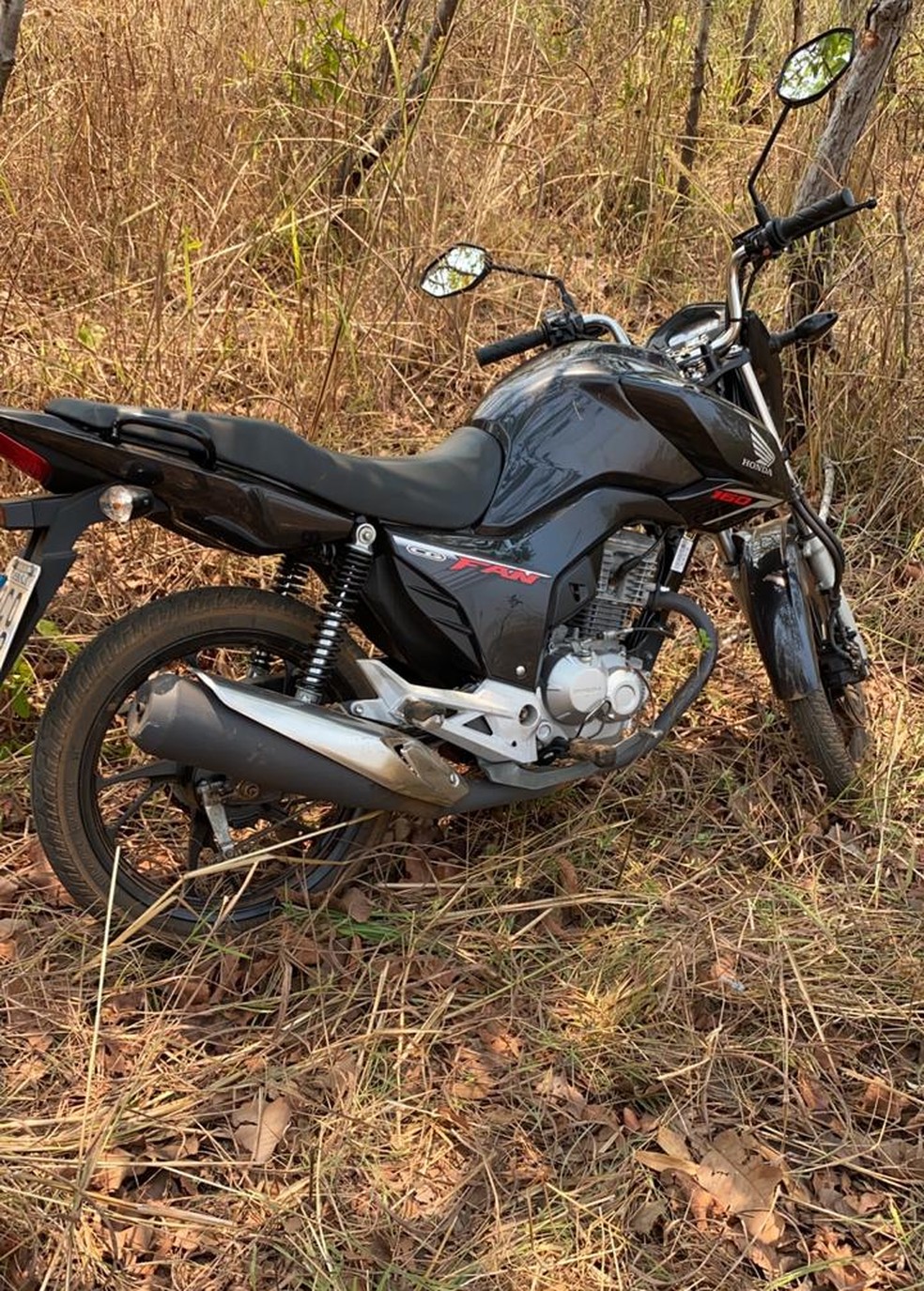 Moto furtada foi apreendida pela polícia — Foto: Polícia Militar