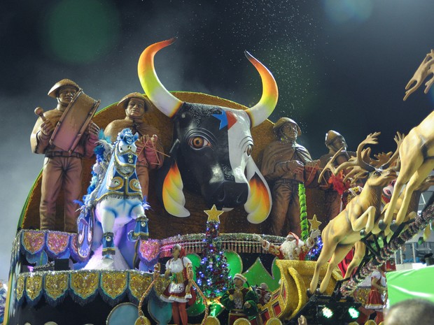Quinto e último carro alegórico, batizado de "Brasileiríssima", mostra as festas e eventos que acontecem no Brasil, como a Parada Gay, festas juninas e Bois de Parintins (Foto: Flavio Moraes/G1)