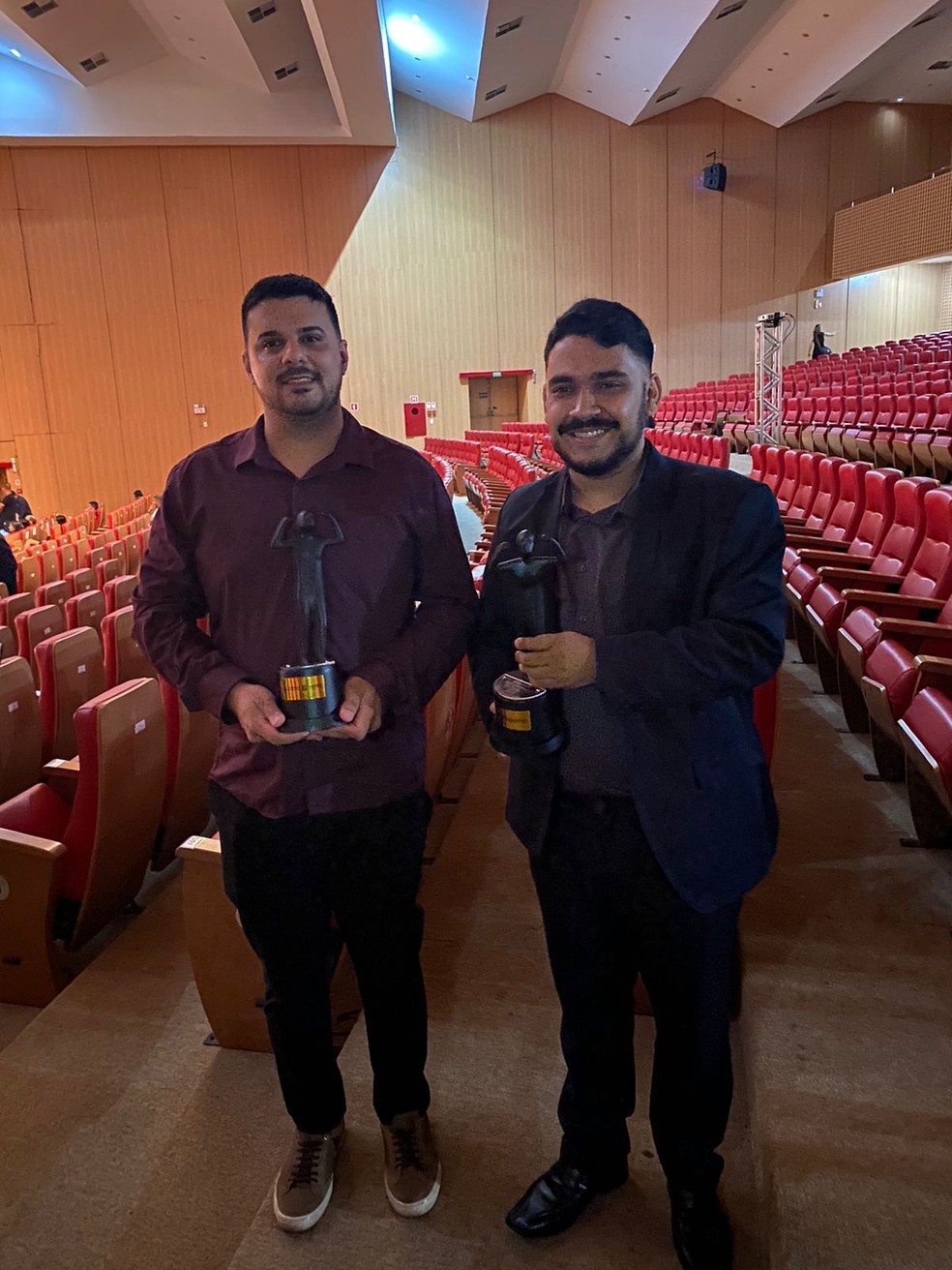Juan Rodrigues e Matheus Gama, juntamente com o cinegrafista Gustavo Luz, ganham para o Globo Esporte Rondônia premiação — Foto: Arquivo Pessoal