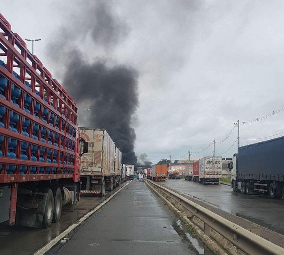 Protestou na BR-101, em Escada, na Mata Sul do estado, causou engarrafamento (Foto: DivulgaÃ§Ã£o/PRF)