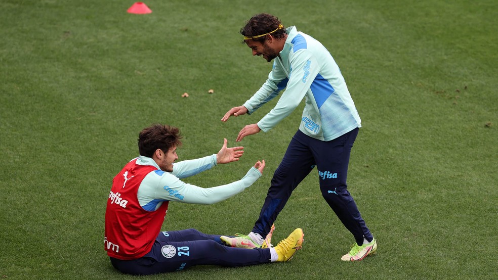 Raphael Veiga e Gustavo Scarpa durante treino do Palmeiras — Foto: Cesar Greco
