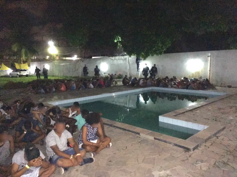 Cerca de 100 pessoas participavam da festa (Foto: DivulgaÃ§Ã£o/SSP-BA)