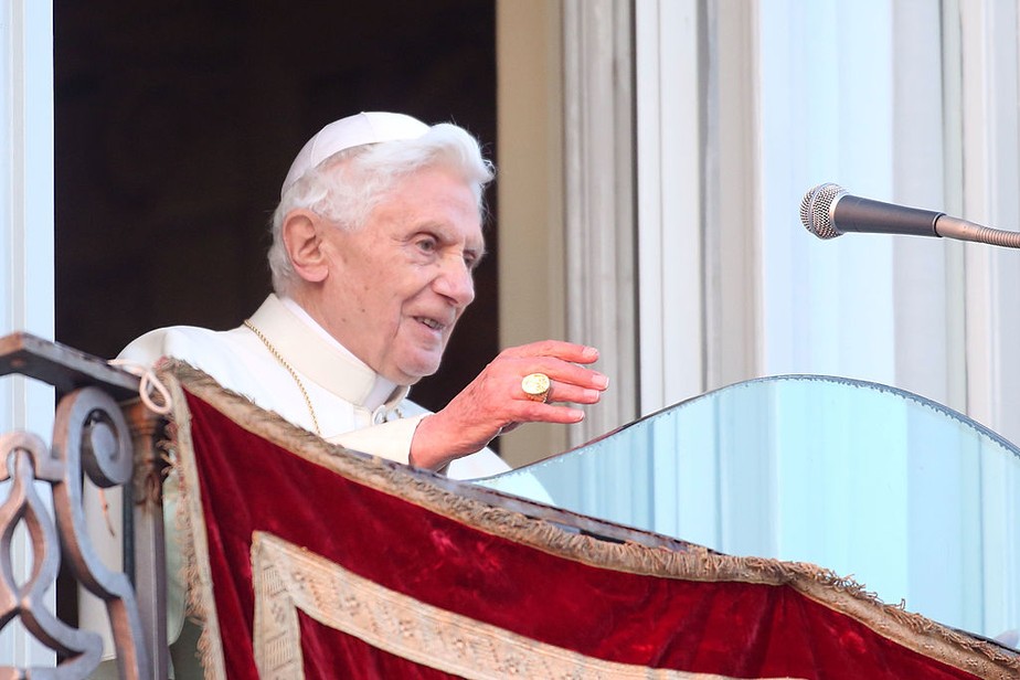 Papa emérito Bento XVI acena pela última vez como líder da Igreja Católica
