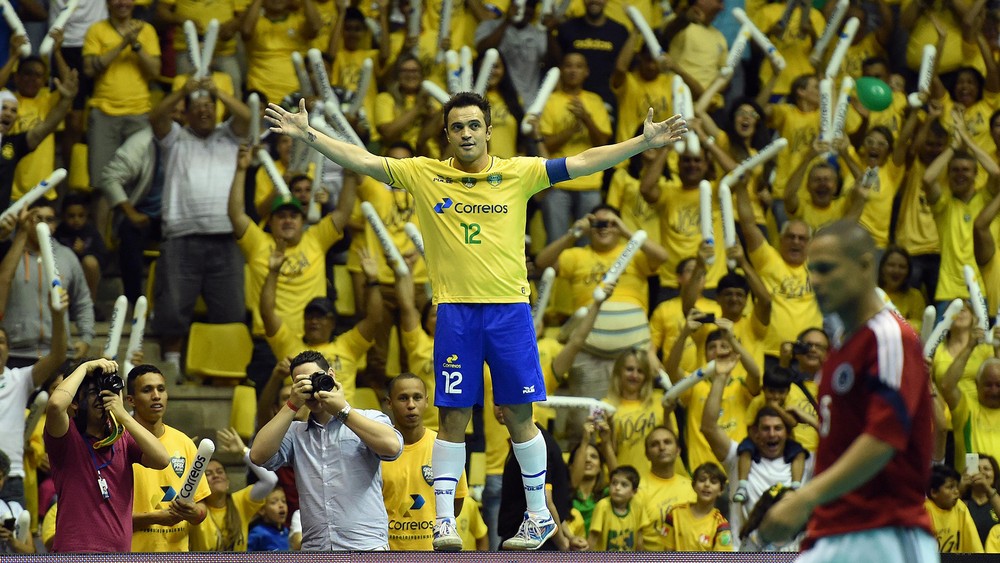 Falcão se despede da Seleção Brasileira de Futsal com mais de 400 gols e  apontado como o maior de todos os tempos