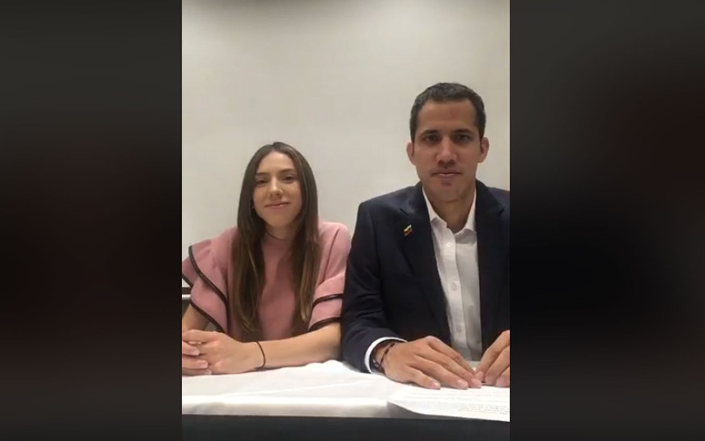 Ao lado da mulher, Fabiana, Juan Guaidó realiza transmissão ao vivo na internet, na noite de domingo (3) — Foto: Reprodução/Facebook/Juan Guaido