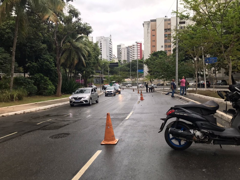 Motociclista morre após derrapar em pista molhada e bater em poste no Vale do Canela, em Salvador — Foto: Müller Nunes/TV Bahia