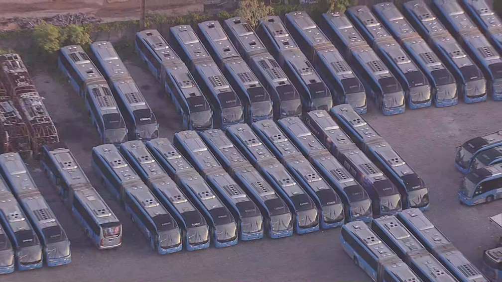 nibus parados na garagem do BRT em Jacarepagu, na Zona Oeste do Rio   Foto: Reproduo/ TV Globo