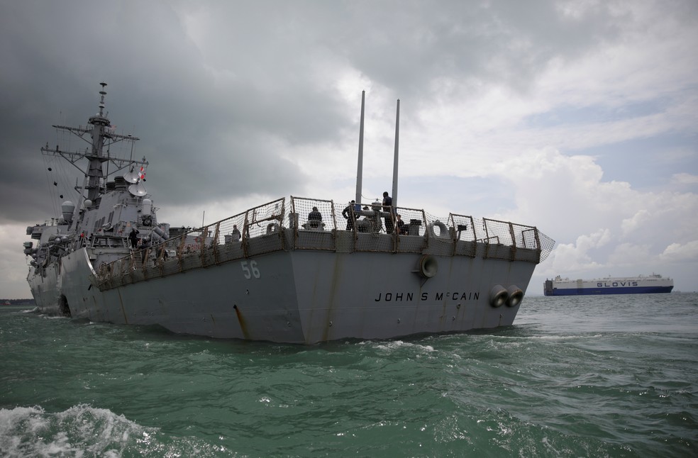 Imagem do navio norte-americano em Ã¡guas de Singapura â€” Foto: Ahmad Masood/Reuters