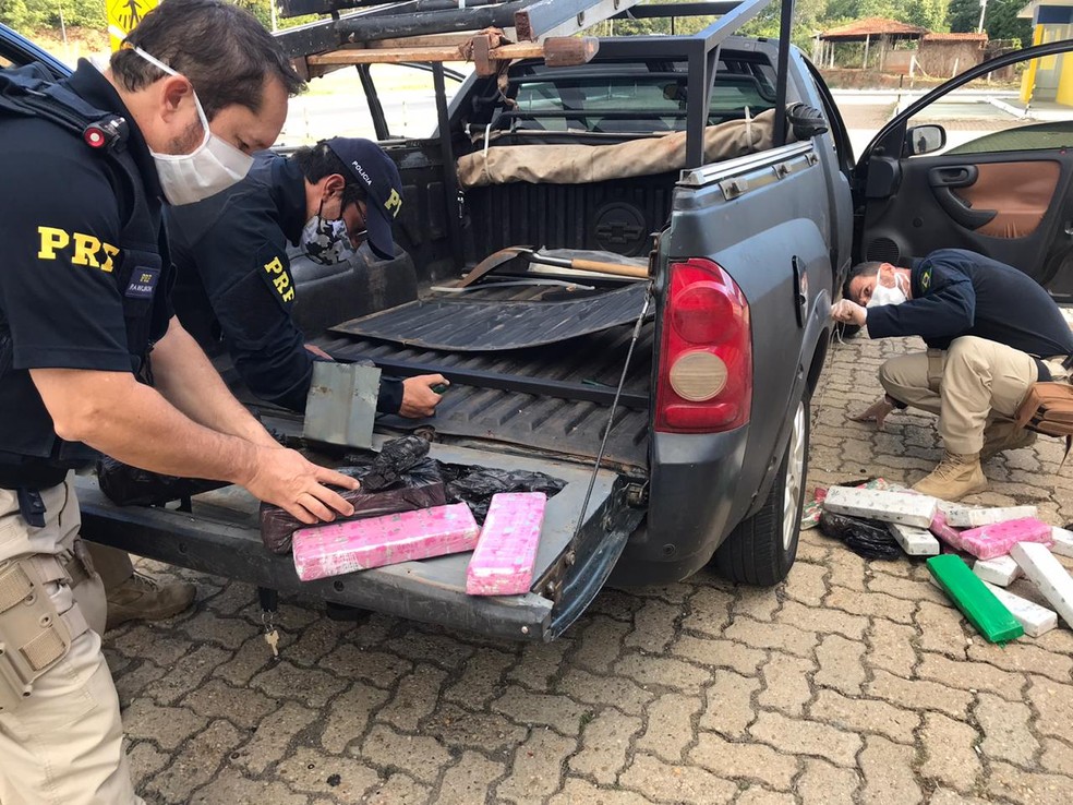 Droga foi encontrada escondida em várias partes do carro — Foto: Polícia Rodoviária Federal/ Divulgação