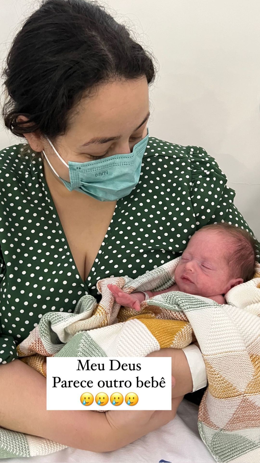 Camila Monteiro se emociona ao ver filhos prematuros sem sonda (Foto: Reprodução/Instagram)