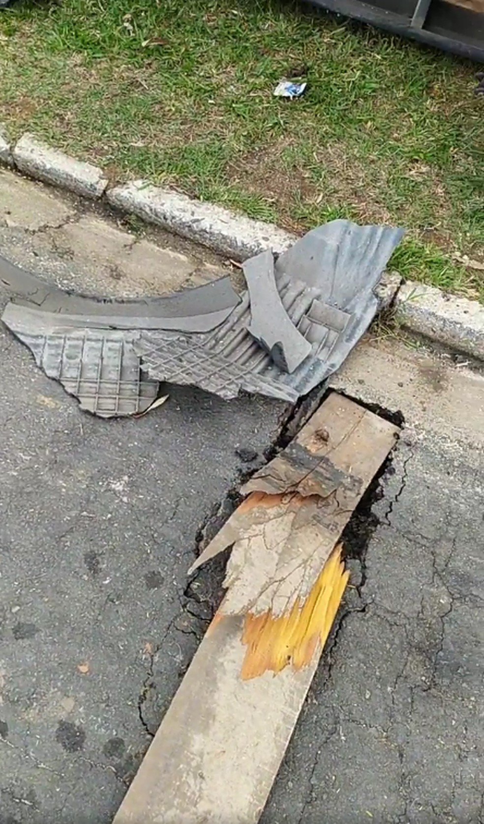 Asfalto cede em rua próxima a rodovia do Açúcar e causa tombamento de carreta — Foto: Rádio Convenção de Itu/Divulgação