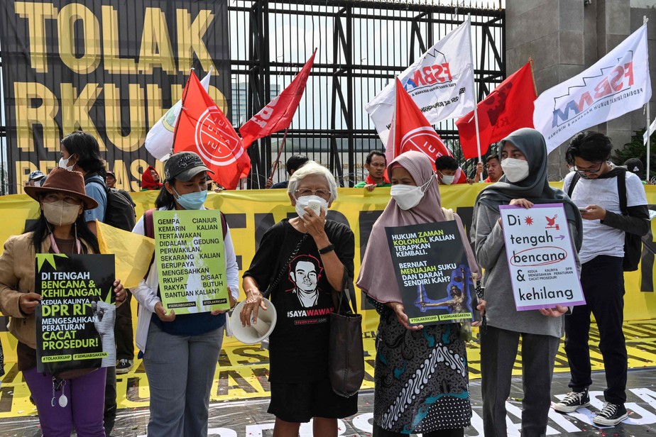 Ativistas protestam contra o novo código penal do lado de fora do prédio do Parlamento da Indonésia, em Jacarta