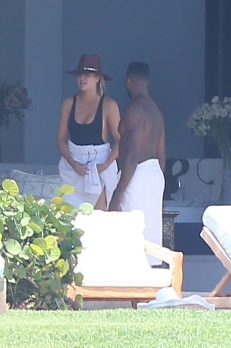 Puerto Vallarta, MEXICO  - Kendall Jenner, Khloe Kardashian, and their beaus, NBA players Ben Simmons and Tristan Thompson continue their tropical Puerto Vallarta getaway with friends. Khloe and Tristan packed on the PDA in their private pool while friend (Foto: HEM / Dsanchez / BACKGRID)
