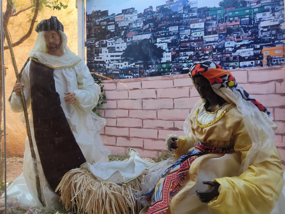 Presépio é montado com Jesus e Maria negros na Paróquia de Santa Rita de Cássia — Foto: Aline Costa/G1