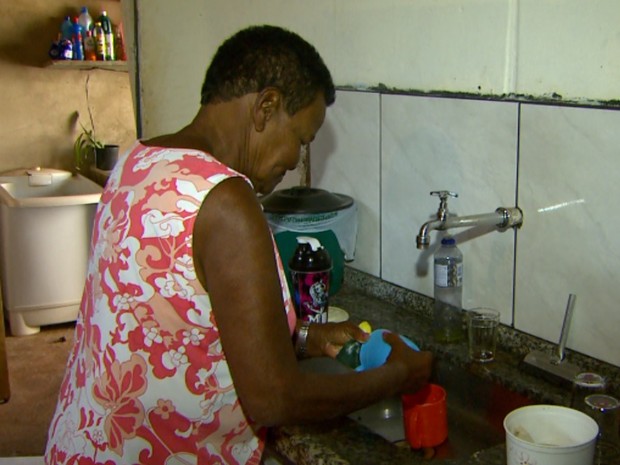 A aposentada aprendeu a realizar as tarefas do dia a dia consumindo menos água (Foto: Márcio Meirelles/EPTV)