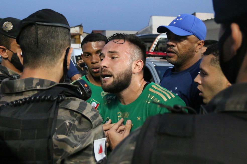Meia Giovanni é contido por políciais militares após o jogo entre Cruzeiro e CSA — Foto: Fernando Moreno/AGIF