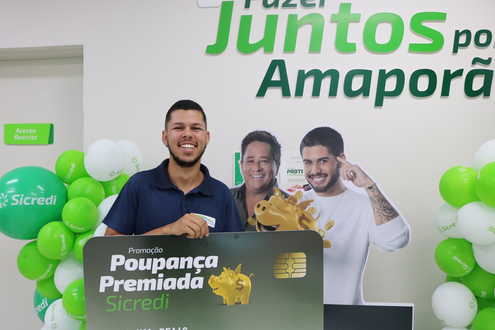 Em Amaporã (PR), o associado Lucas Souza foi contemplado em um dos sorteios de R$ 5 mil da campanha  — Foto: Divulgação