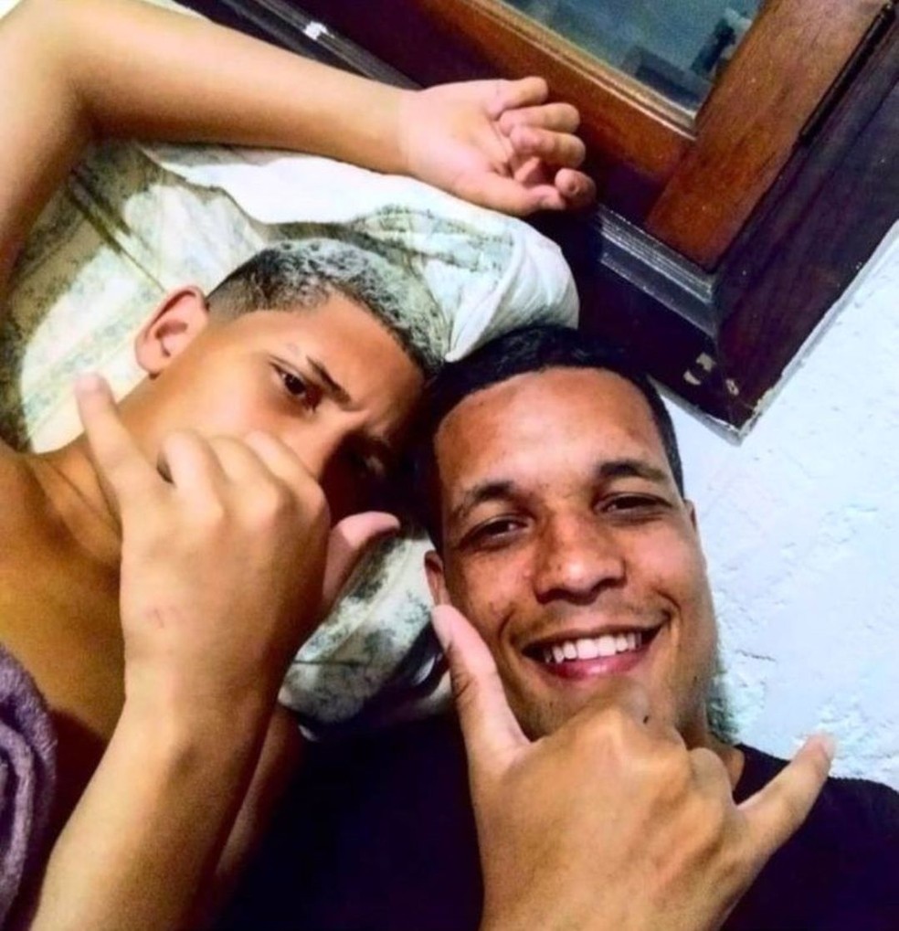 Irmão Axel Junior (dir.) desabafou após morte de jogador do São Caetano (esq.) em acidente — Foto: Reprodução/Redes Sociais