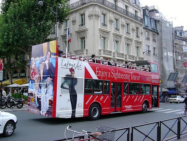 Ônibus de turismo em Paris (Foto: Reprodução)