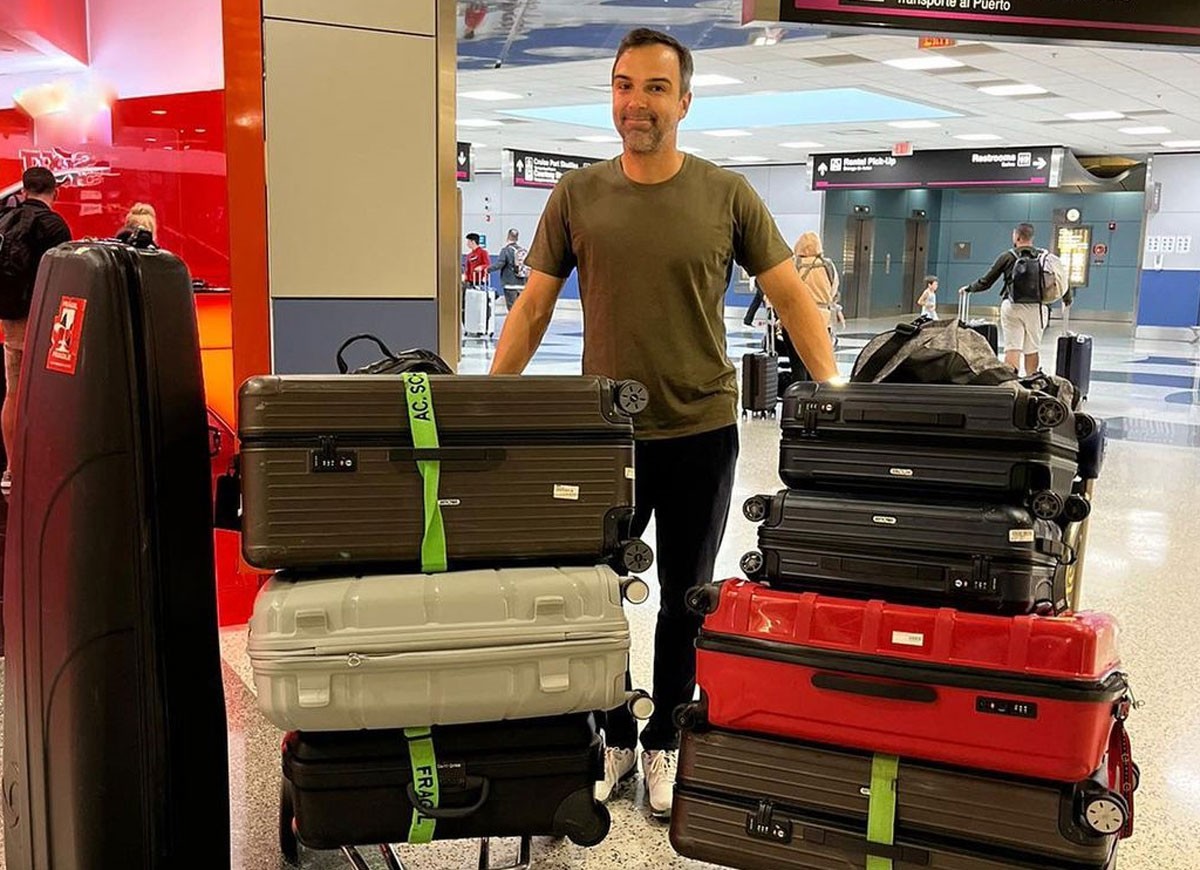 Tadeu Schmidt mostra malas no aeroporto de Miami (Foto: Reprodução/Instagram)