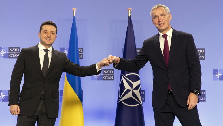 Presidente da Ucrânia, Volodymyr Zelensky (à esquerda), cumprimenta o secretário-geral da Otan, Jens Stoltenberg (à direita)  (Foto: Reprodução/www.nato.int)