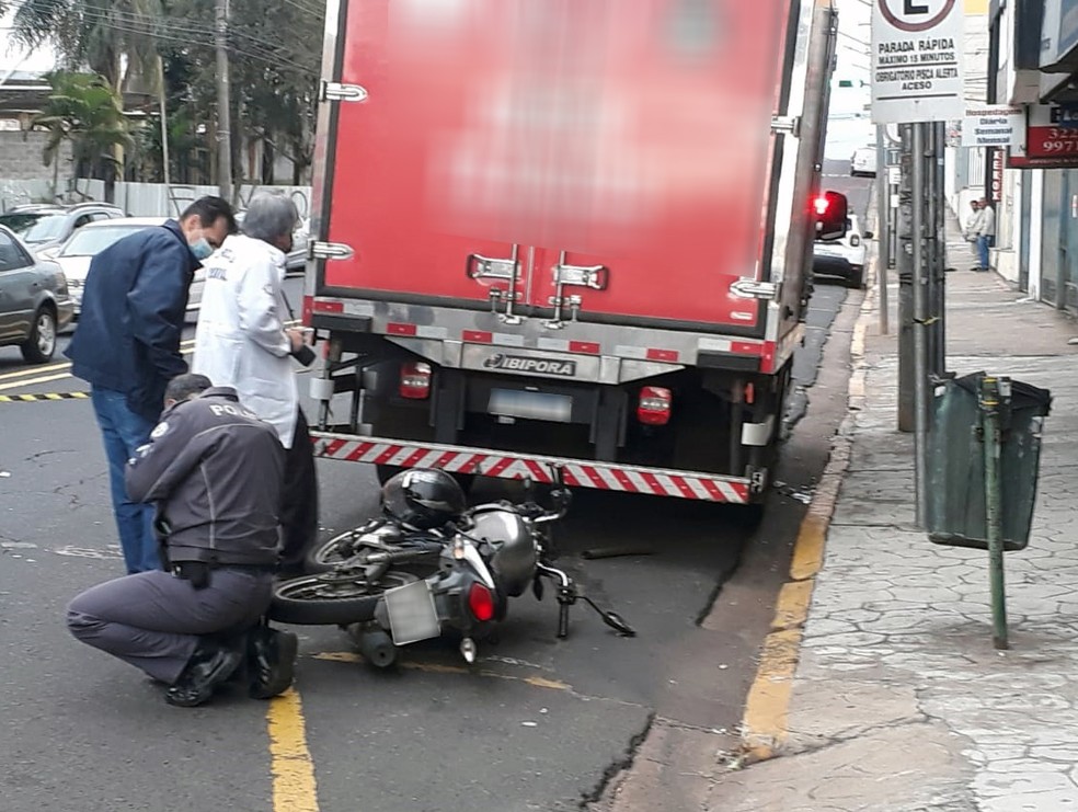 Motociclista morreu após bater em caminhão na Avenida Brasil, no Centro, em Presidente Prudente (SP) — Foto: Emerson Sanchez/TV Fronteira