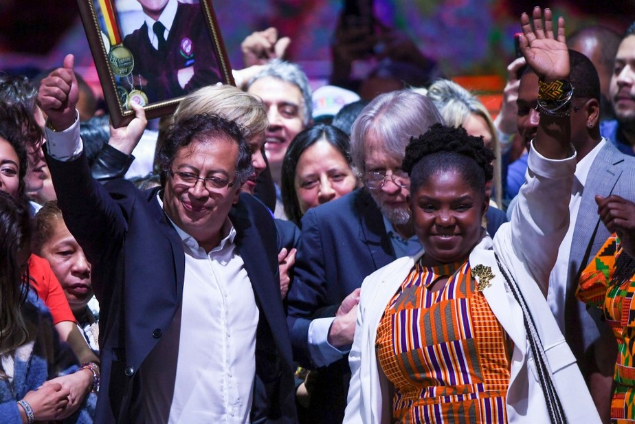 Presidente eleito da Colômbia, Gustavo Petro, ao lado de sua vice, Francia Márquez, durante cerimônia da vitória