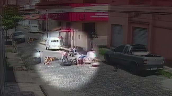 Criança de cinco anos atravessa a rua correndo e é atropelada por motocicleta