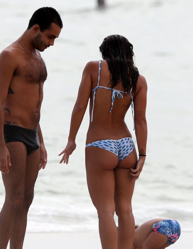 Yanna Lavigne curtindo Praia da Barra da Tijuca com Madalena (Foto: Dilson Silva/Agnews) Yanna Lavigne curtindo Praia da Barra da Tijuca com Madalena (Foto: Dilson Silva/Agnews)