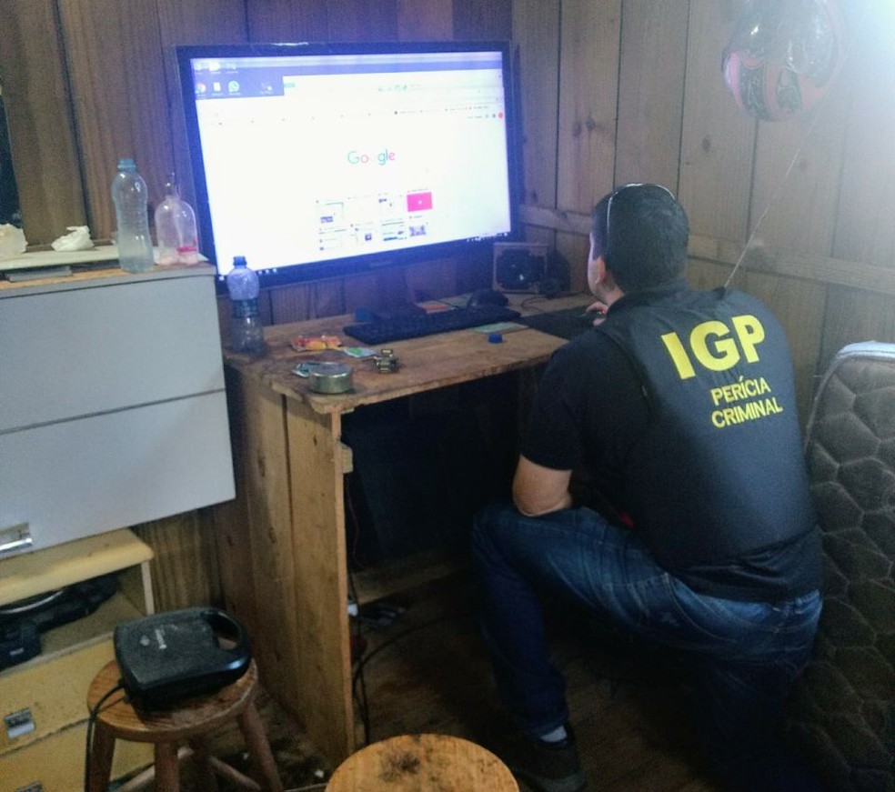 Policiais periciaram computadores no cumprimento de mandados em SC (Foto: Polícia Civil/Divulgação)