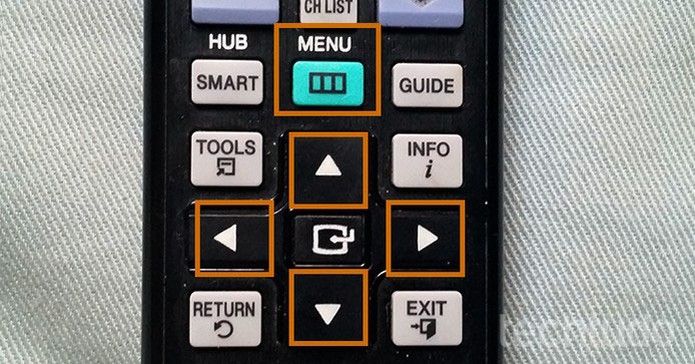 Acesse o menu pelo controle da Smart TV e navegue usando as setas (Foto: Barbara Mannara/TechTudo)
