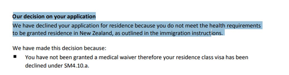 No documento a negativa: "Nós recusamos seu pedido de residência porque você não atende aos requisitos de saúde a serem concedidos na Nova Zelândia conforme descrito nas instruções de imigração". — Foto: Reprodução