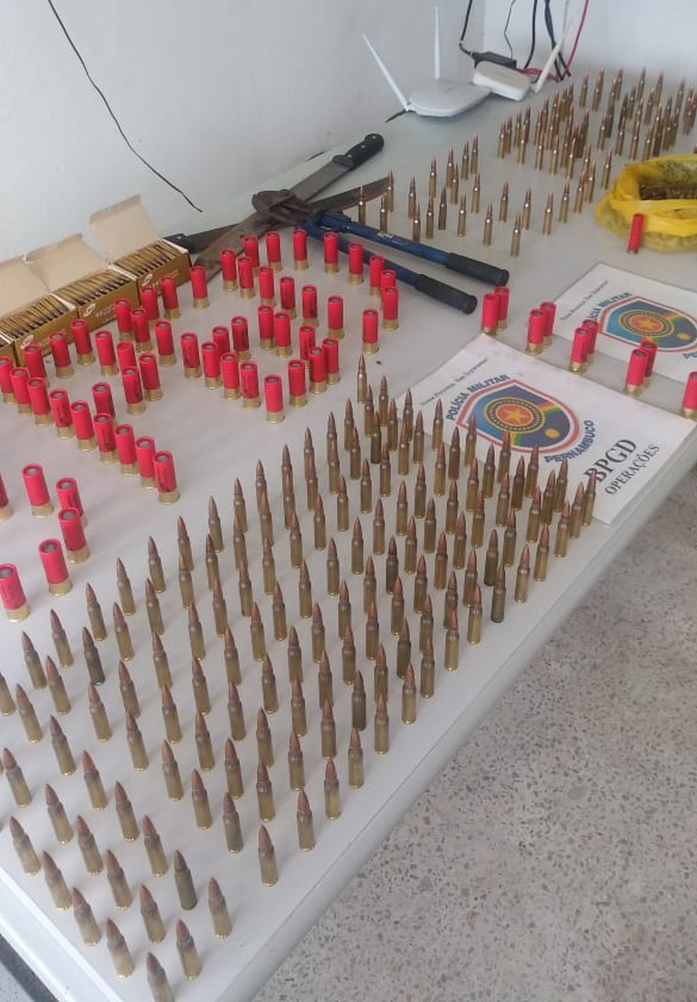 Munições, armas e ferramentas foram encontradas em Itaquitinga após tentativa criminosa — Foto: Polícia Civil/Divulgação