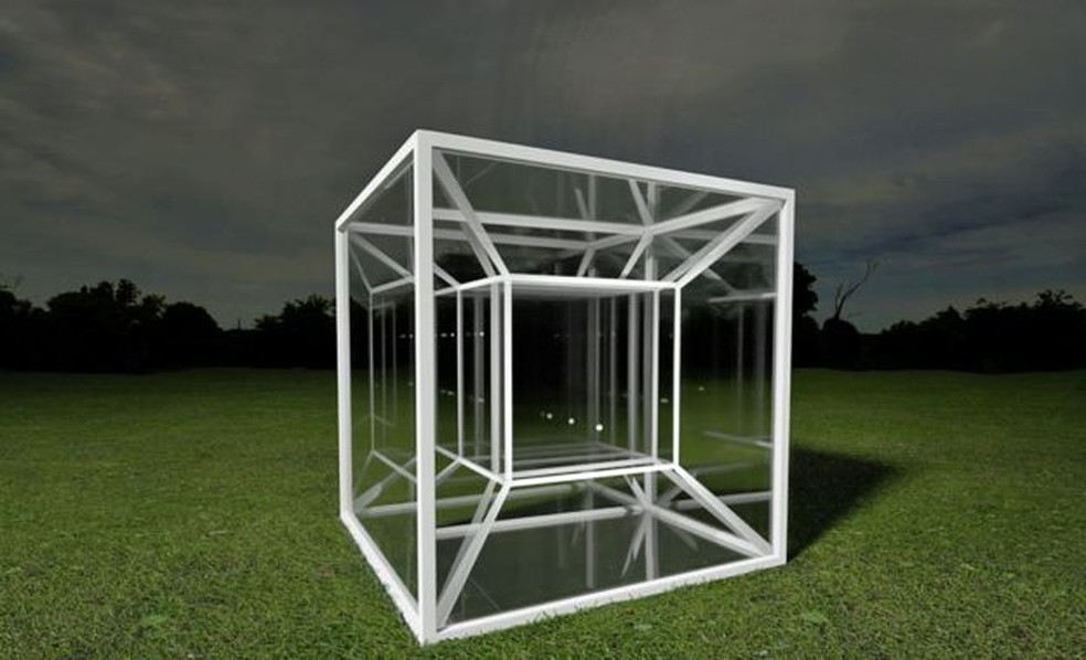 Um tesserato é um análogo de 4 dimensões de um cubo, assim como um cubo é um análogo tridimensional de um quadrado.  (Foto: Science Photo Library)
