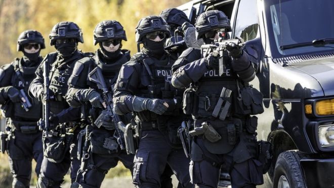'Brincadeira' trotes para a polícia, levando agentes de verdade a atenderem ocorrências sobre ameaças e crimes (Foto: Getty Images)