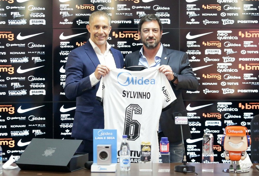 Sylvinho e Duilio na apresentação do ex-treinador do Corinthians, em maio de 2021 — Foto: Rodrigo Coca/Ag.Corinthians