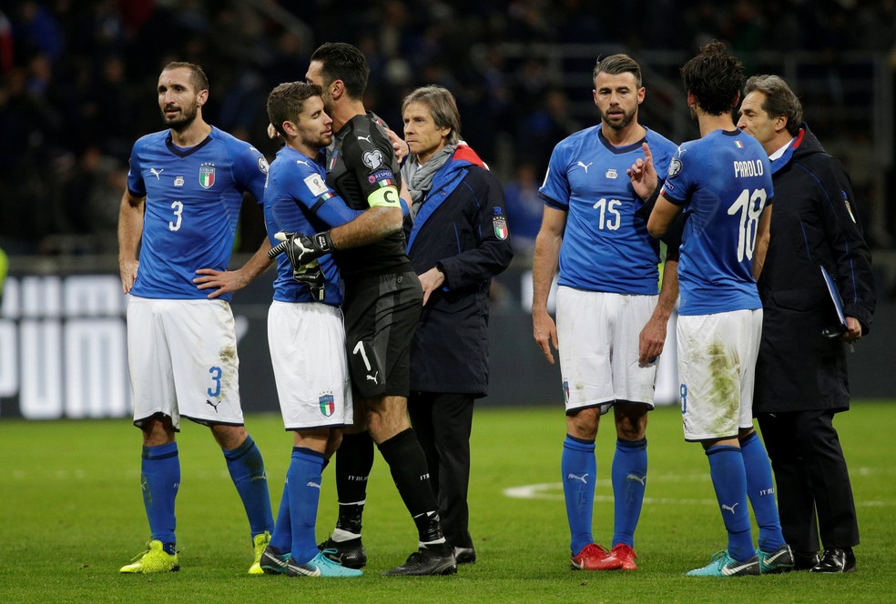 Barzagli (número 15), junto com companheiros, após o empate com a Suécia (Foto: Max Rossi/Reuters)